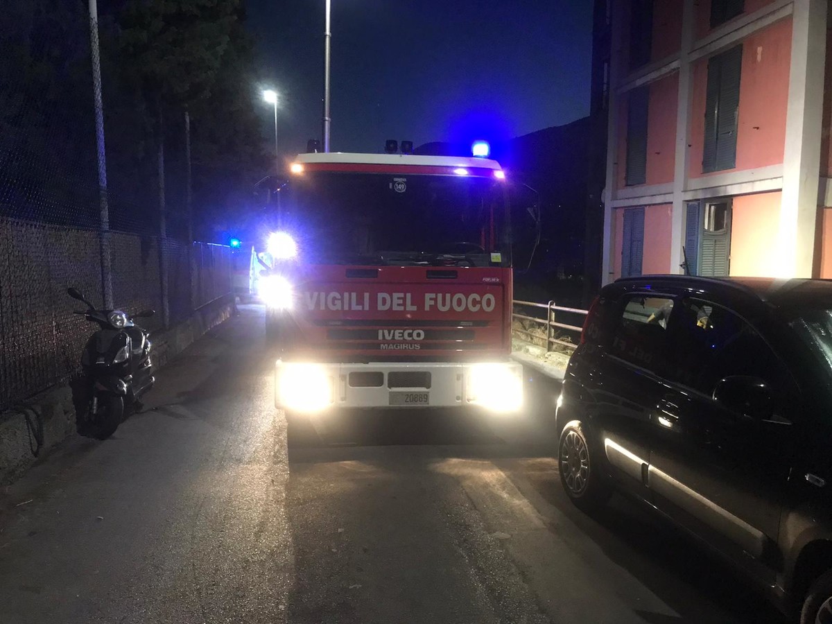 Via Tofane, incendio in appartamento: strada chiusa per intervento dei vigili del fuoco Via Tofane, incendio in appartamento: strada chiusa per intervento dei vigili del fuoco