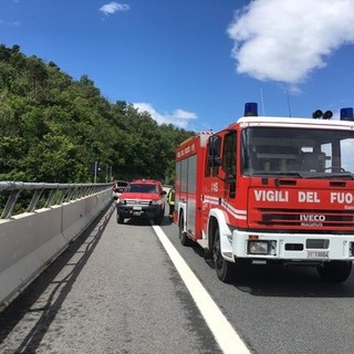 Auto in fiamme in A12, disagi per il traffico nel pomeriggio Auto in fiamme in A12, disagi per il traffico nel pomeriggio
