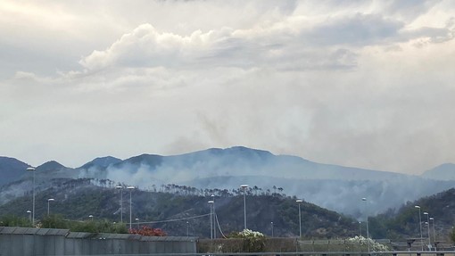 L'incendio nell'entroterra albenganese non si placa: evacuate alcune abitazioni, operative squadre di terra e aeree