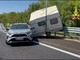 Trieste, sbanda con l'auto e si ritrova la roulotte in bilico sul guardrail Trieste, sbanda con l'auto e si ritrova la roulotte in bilico sul guardrail