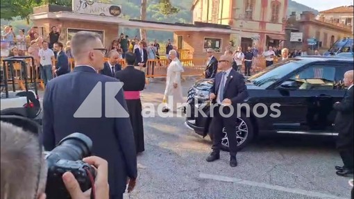 Il Papa arriva a Genazzano, l'accoglienza dei fedeli Il Papa arriva a Genazzano, l'accoglienza dei fedeli