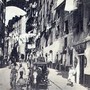 I ragazzi di via Madre di Dio: storia di una comunità che resiste tra quadri, ricordi e una colonna di pietra
