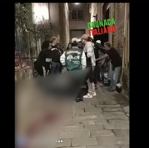 Muore per la ferita di una freccia in centro storico, il video dell'attesa dei soccorsi (Immagini forti)