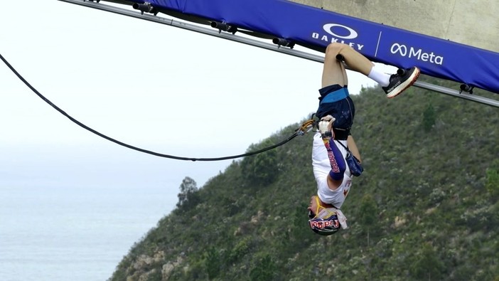 Con 600 monkey bar attraversa un ponte a 200 metri d'altezza: l'impresa di van Tonder