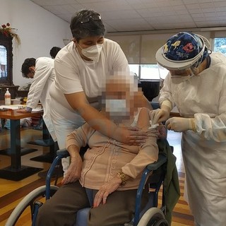 Al via le vaccinazioni per gli over 80, Toti: "Più di 1.100 prenotazioni in due ore"