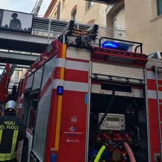 I vigili del fuoco in azione il giorno dell'incendio I vigili del fuoco in azione il giorno dell'incendio