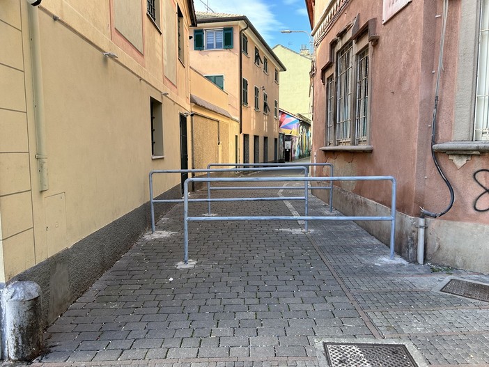 Sestri Ponente, in via Vado arrivano le transenne: stop definitivo al transito dei veicoli nella zona pedonale