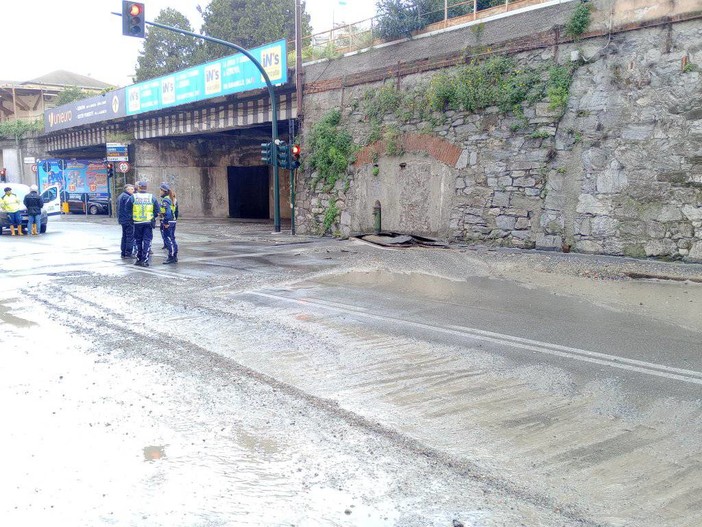Emergenza a Sampierdarena: tubo dell'acqua rotto in via Reti