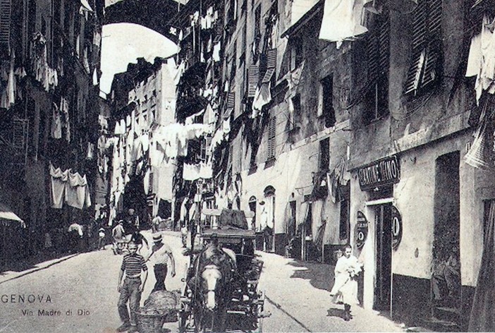I ragazzi di via Madre di Dio: storia di una comunità che resiste tra quadri, ricordi e una colonna di pietra