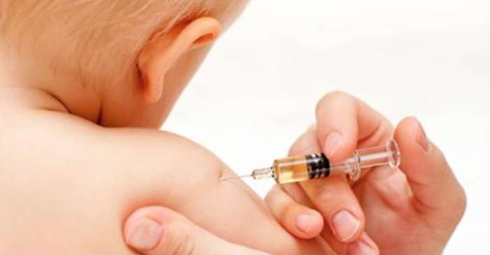Dai pediatri una guida contro paure e bufale: come proteggere davvero i bambini con la vaccinazione