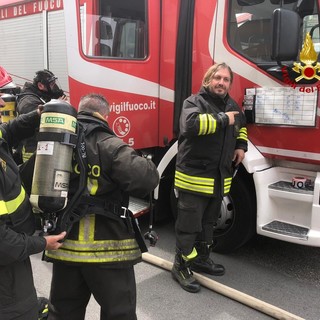 Magazzino a fuoco in via Argine Polcevera, fiamme scatenate da un cortocircuito (Foto)