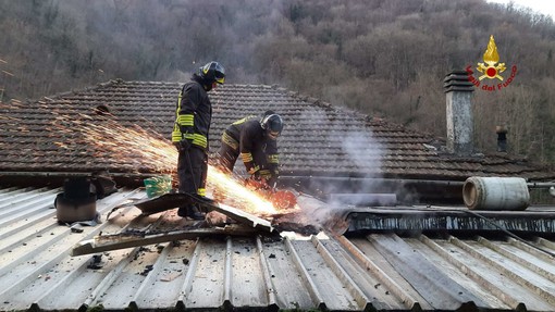 Tetto in fiamme a Gazzolo vicino a Ceranesi Tetto in fiamme a Gazzolo vicino a Ceranesi