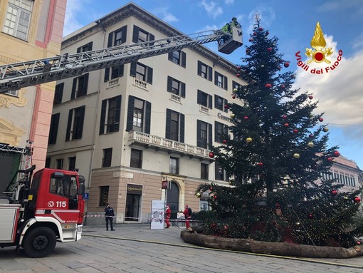Decorazione pericolante sulla punta dell'albero di Natale di De Ferrari, intervengono i vigili del fuoco Decorazione pericolante sulla punta dell'albero di Natale di De Ferrari, intervengono i vigili del fuoco