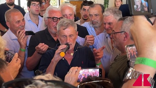 Alemanno esce dal carcere e si rimette la croce celtica al collo Alemanno esce dal carcere e si rimette la croce celtica al collo