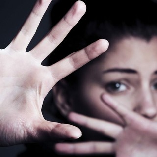 Donna maltrattata per 10 anni, trova il coraggio di denunciare dopo un'aggressione al figlio