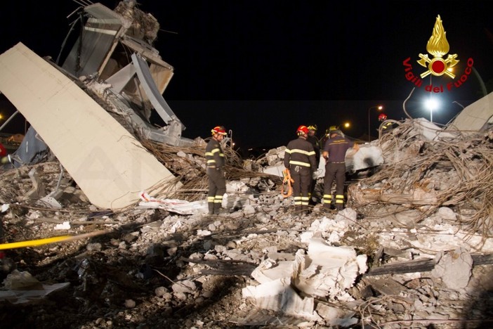 Ponte Morandi, le testimonianze dei sopravvissuti: "Abbiamo visto l'asfalto aprirsi" Ponte Morandi, le testimonianze dei sopravvissuti: "Abbiamo visto l'asfalto aprirsi"