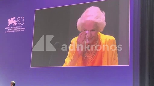 A Ellen Burstyn il Leone d'oro alla carriera, le lacrime dell'attrice a Venezia 83