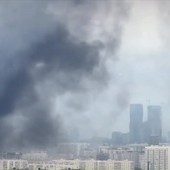 Mosca, il video svela il mistero: la raffineria colpita (anche) da un missile russo Mosca, il video svela il mistero: la raffineria colpita (anche) da un missile russo