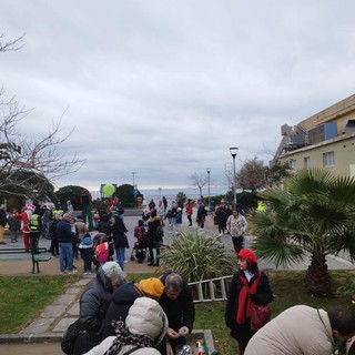 Elfi, trampolieri e un corteo festoso: il Natale arriva a Voltri