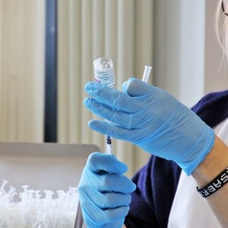 Vaccini Moderna, consegna alla Farmacia dell'Ospedale di Villa Scassi 11300 dosi