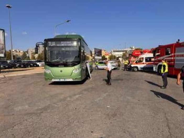 Dramma a Pescara, pullman travolge pedone nel terminal bus: morta una donna