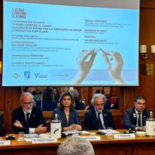 Fumo, gli oncologi: "52mile firme per aumentare di 5 euro costo sigarette, Senato discuta la legge"