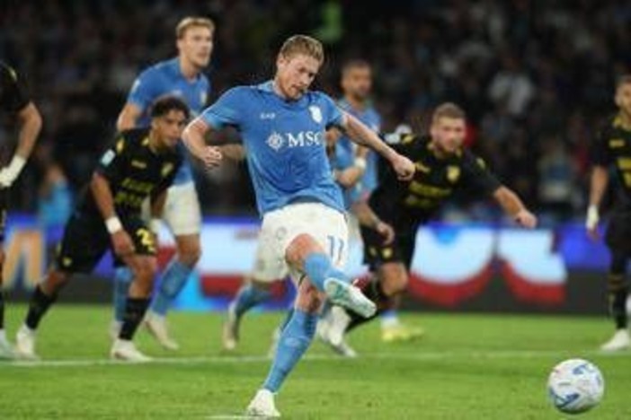 Hojlund sbaglia il rigore, arbitro fa ripetere e De Bruyne segna: caos in Napoli-Frosinone Hojlund sbaglia il rigore, arbitro fa ripetere e De Bruyne segna: caos in Napoli-Frosinone