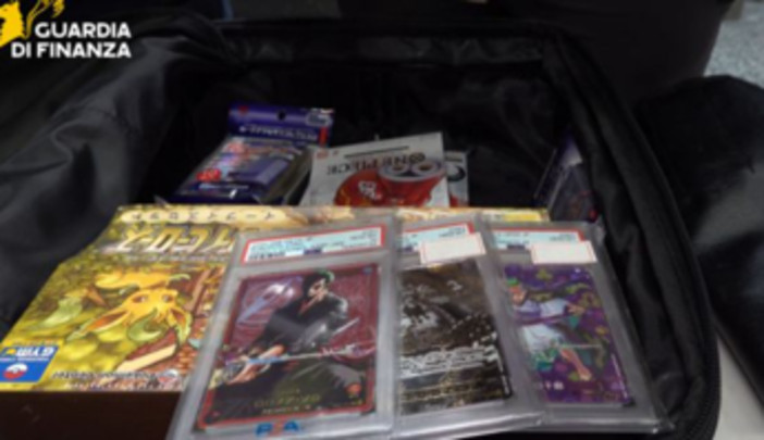 Maxi sequestro a Malpensa, bloccato viaggiatore con 605 carte da collezione Pokémon e One Piece: valgono 27mila euro Maxi sequestro a Malpensa, bloccato viaggiatore con 605 carte da collezione Pokémon e One Piece: valgono 27mila euro