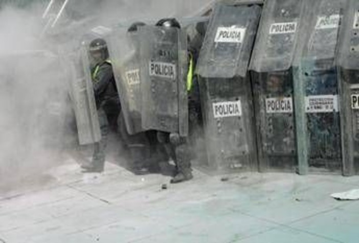 Mondiali, scontri tra manifestanti e polizia fuori dallo stadio Azteca di Città del Messico Mondiali, scontri tra manifestanti e polizia fuori dallo stadio Azteca di Città del Messico