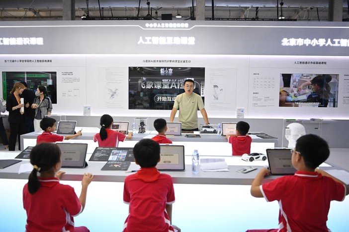 La Cina accelera sul digitale e introduce l’IA nelle scuole