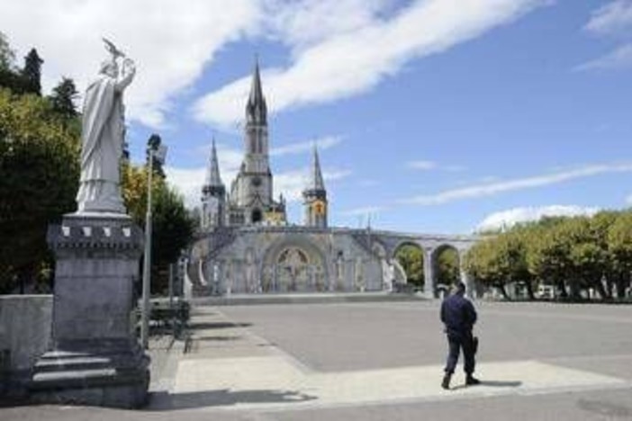 A Lourdes "guarigione inspiegabile", 67enne italiana con sclerosi torna a camminare A Lourdes "guarigione inspiegabile", 67enne italiana con sclerosi torna a camminare