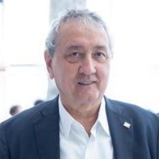 Gaffe Pd e M5S, onoreficenza del giornalista Romoli 'scambiata' per croce celtica. Barelli: "Caccia al nemico rende scemi"