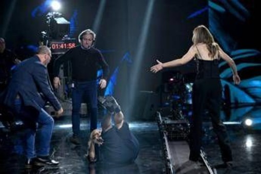 Belve, Iva Zanicchi inciampa e cade mentre lascia lo studio Belve, Iva Zanicchi inciampa e cade mentre lascia lo studio