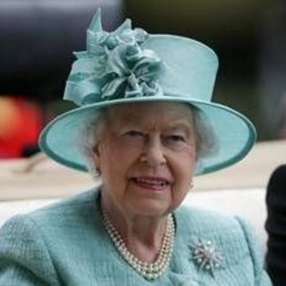 Elisabetta II e la passione per canto, quella volta in cui si esibì sulle note di 'Dancing Queen' degli Abba