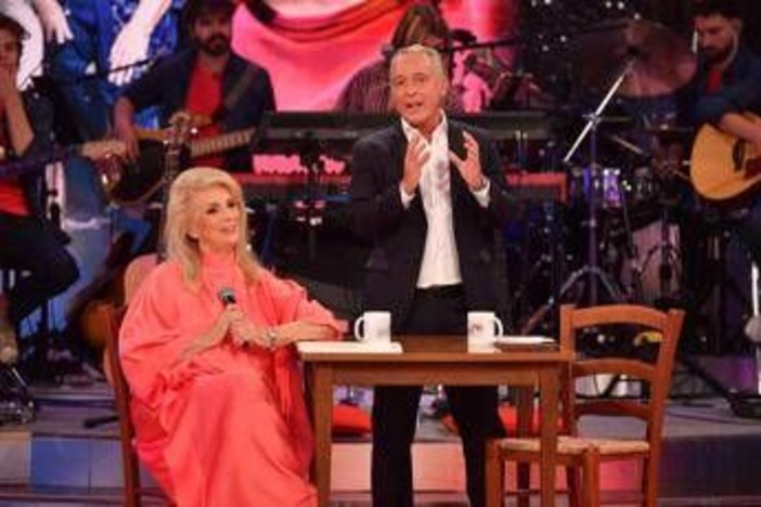 Iva Zanicchi scrive a De Martino: "Rispondimi'. Il siparietto a 'BellaMa'