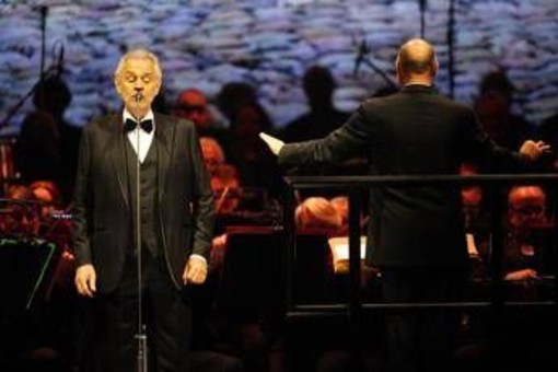 Andrea Bocelli accende il Teatro del Silenzio per i 20 anni della sua fondazione Andrea Bocelli accende il Teatro del Silenzio per i 20 anni della sua fondazione