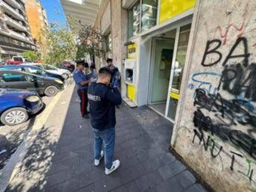 Roma, buco nel muro e maschere di Halloween: rapina da 100mila euro alle Poste della Garbatella