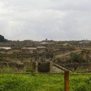 Pompei, si finge guida turistica e abusa di un 17enne in domus chiusa al pubblico: arrestato guardiano del Parco