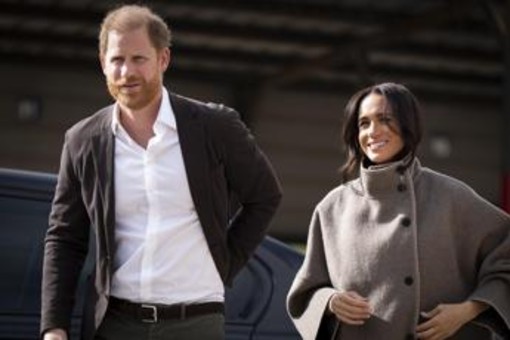 Harry e Meghan tornano in Gb con i figli (dopo quattro anni): grazie a un 'ricatto emotivo'