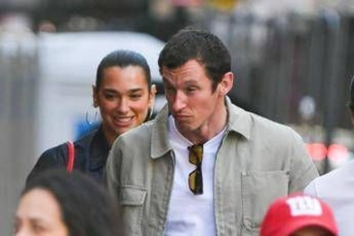 Dua Lipa si sposa: "L'anello di fidanzamento mi fa impazzire" Dua Lipa si sposa: "L'anello di fidanzamento mi fa impazzire"