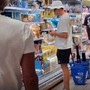 Dopo il trionfo a Wimbledon Sinner si rilassa in Sardegna e fa la spesa al discount Dopo il trionfo a Wimbledon Sinner si rilassa in Sardegna e fa la spesa al discount