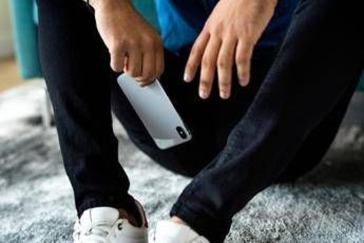 Gli tolgono il cellulare, adolescente finisce in ospedale con crisi d'astinenza