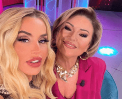 Valeria Marini, il racconto choc della mamma Gianna: "Picchiata e incinta, l'ho salvata io" Valeria Marini, il racconto choc della mamma Gianna: "Picchiata e incinta, l'ho salvata io"