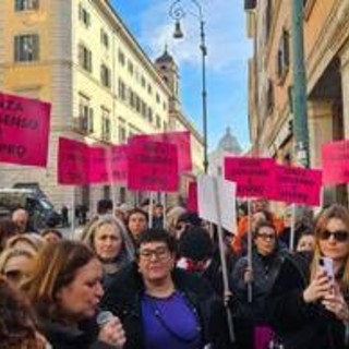 Violenza sulle donne, manifestazione di fronte al Senato: protesta contro testo Bongiorno