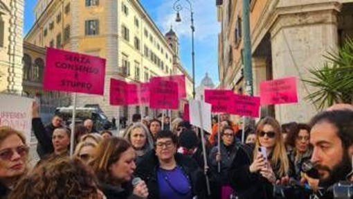 Violenza sulle donne, manifestazione di fronte al Senato: protesta contro testo Bongiorno Violenza sulle donne, manifestazione di fronte al Senato: protesta contro testo Bongiorno