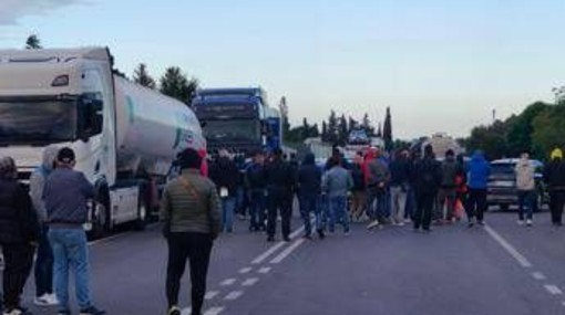 Ex Ilva, a Taranto prosegue mobilitazione operai in protesta: nuovi blocchi e disagi su statale 106 Ex Ilva, a Taranto prosegue mobilitazione operai in protesta: nuovi blocchi e disagi su statale 106
