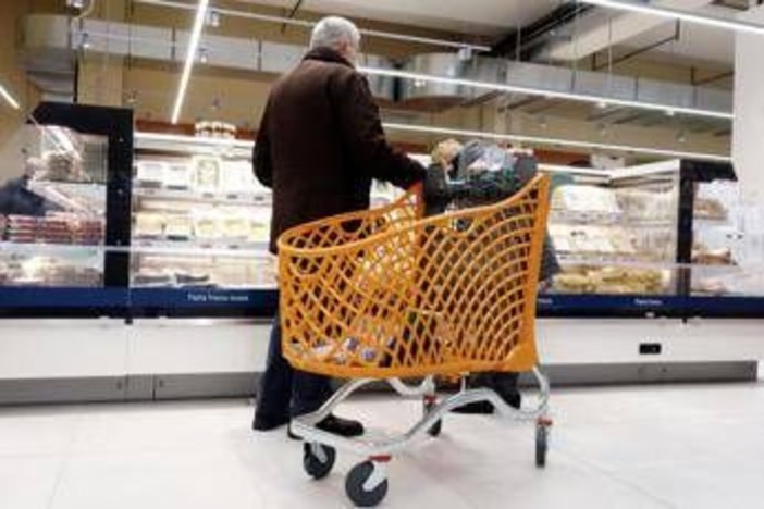 Eurispes, l’Italia del malessere: metà Paese pessimista e ceto medio sempre più povero Eurispes, l’Italia del malessere: metà Paese pessimista e ceto medio sempre più povero