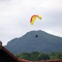Tarzo, pilota di parapendio si schianta al suolo: morto 53enne