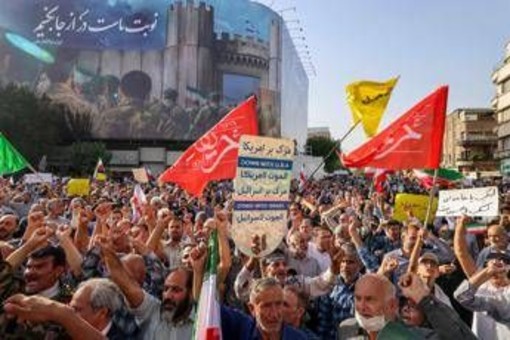 Iran, Trump attacca e poi lancia il MIGA per cambio di regime: "Perché no?"