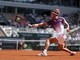 Roland Garros, paura per raccattapalle: Svajda lo colpisce, cos'è successo
